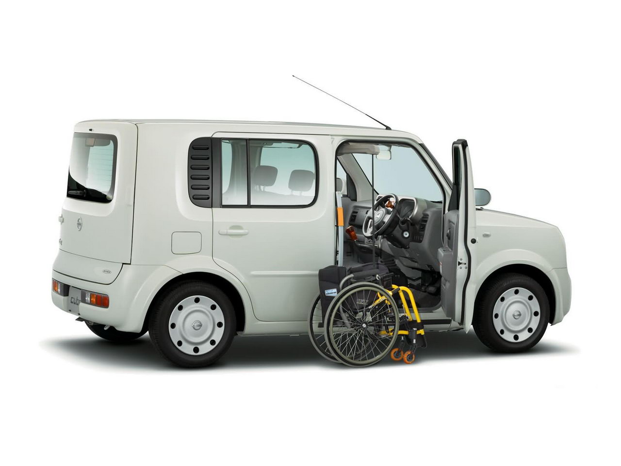 Nissan Cube 2003 031.jpg